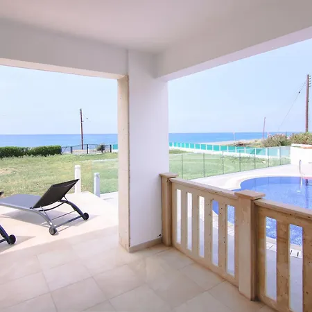 Phaedrus Living: Beachfront Mare *