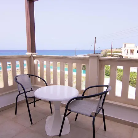 Phaedrus Living: Beachfront Mare