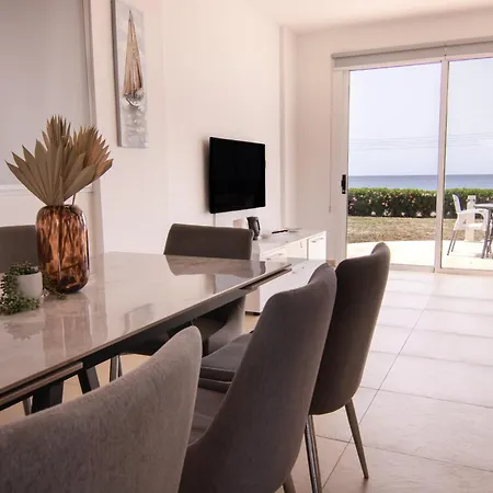 Phaedrus Living: Beachfront Mare * Kato Yialia