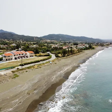 Phaedrus Living: Beachfront Mare Villa Kato Yialia