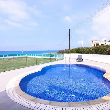 Phaedrus Living: Beachfront Mare Villa